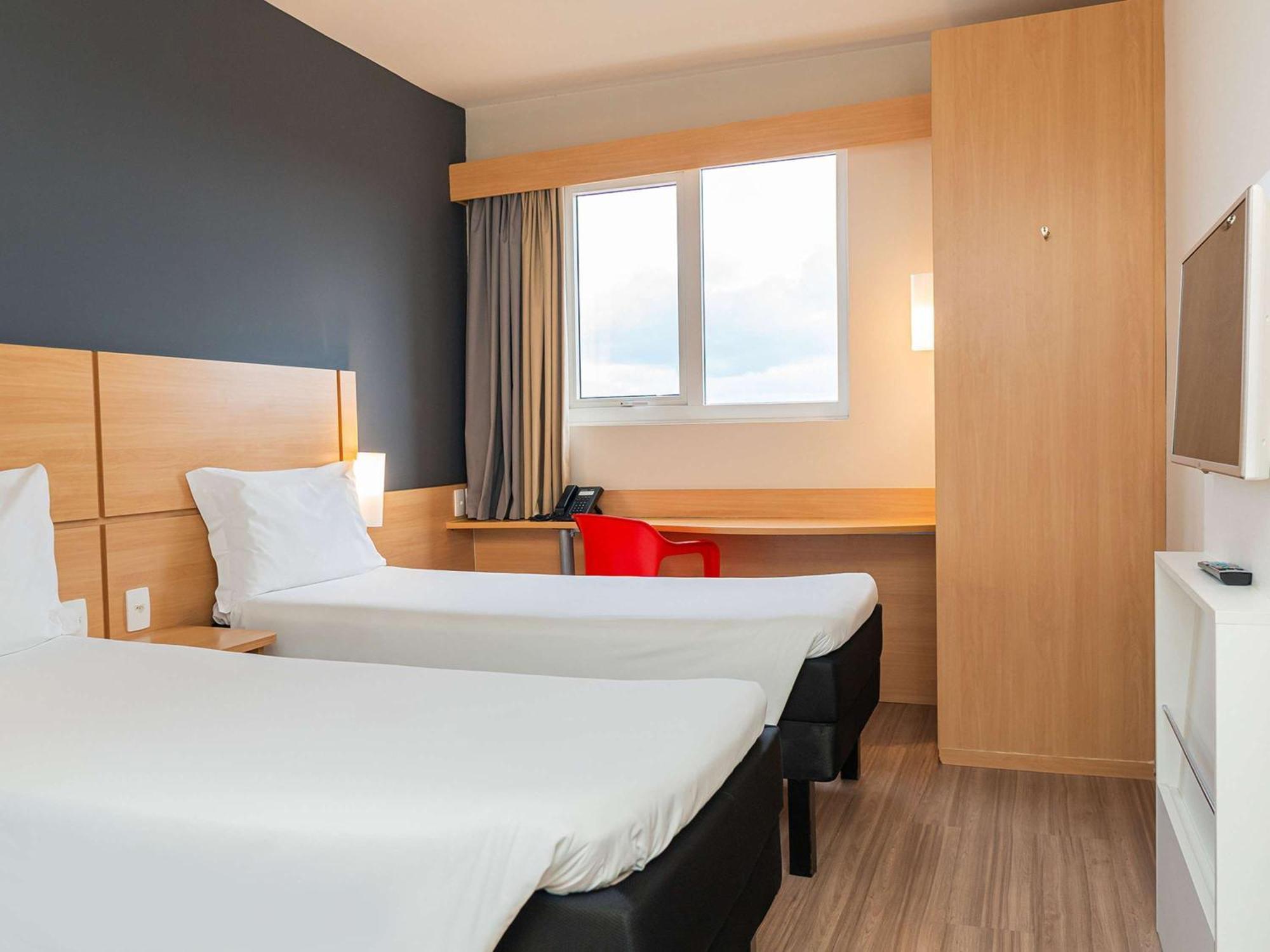 Ibis Chapeco Hotel Bagian luar foto