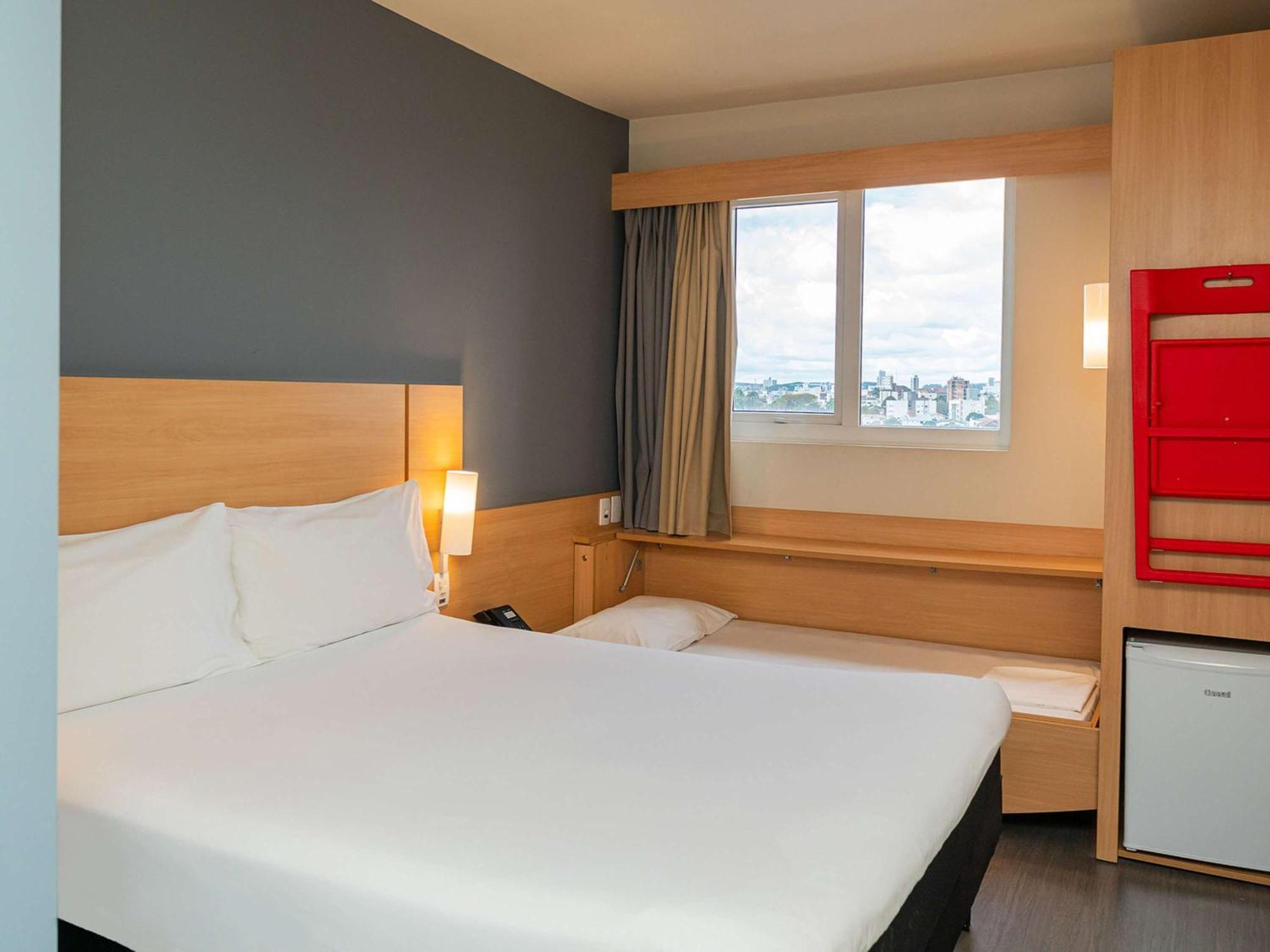Ibis Chapeco Hotel Bagian luar foto