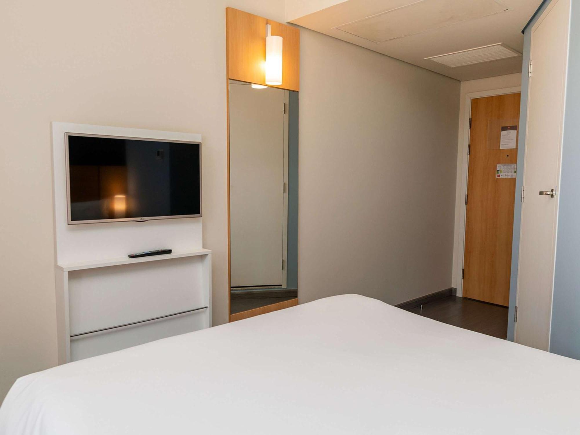 Ibis Chapeco Hotel Bagian luar foto
