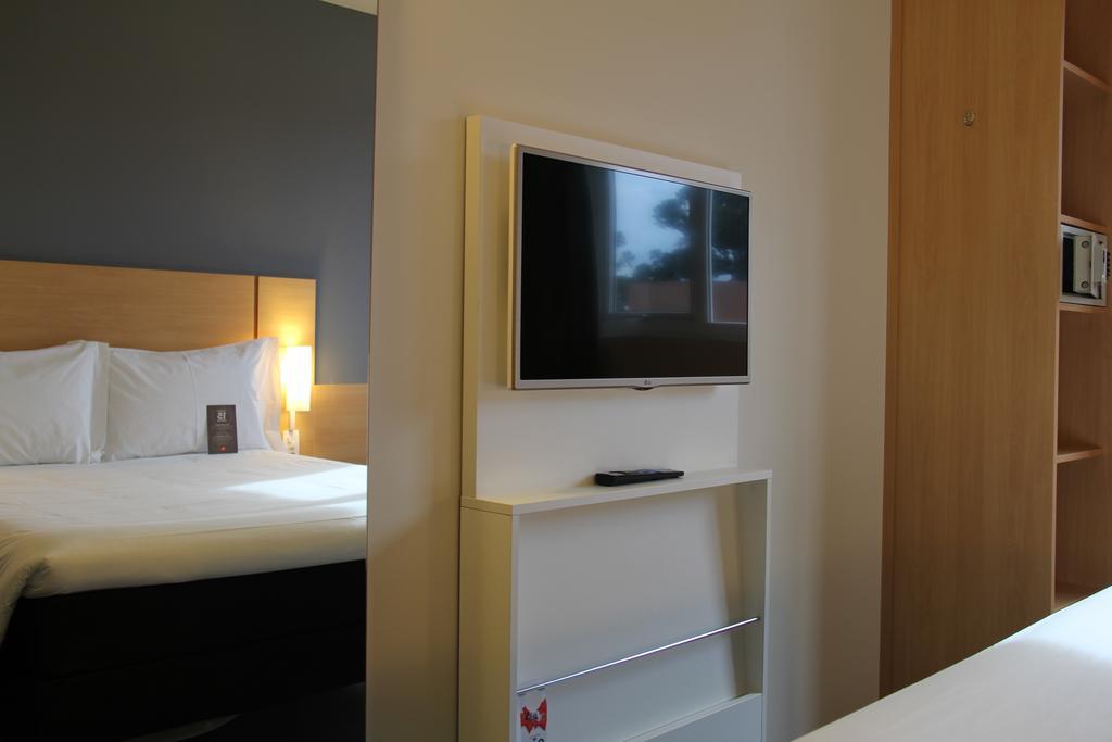 Ibis Chapeco Hotel Bagian luar foto