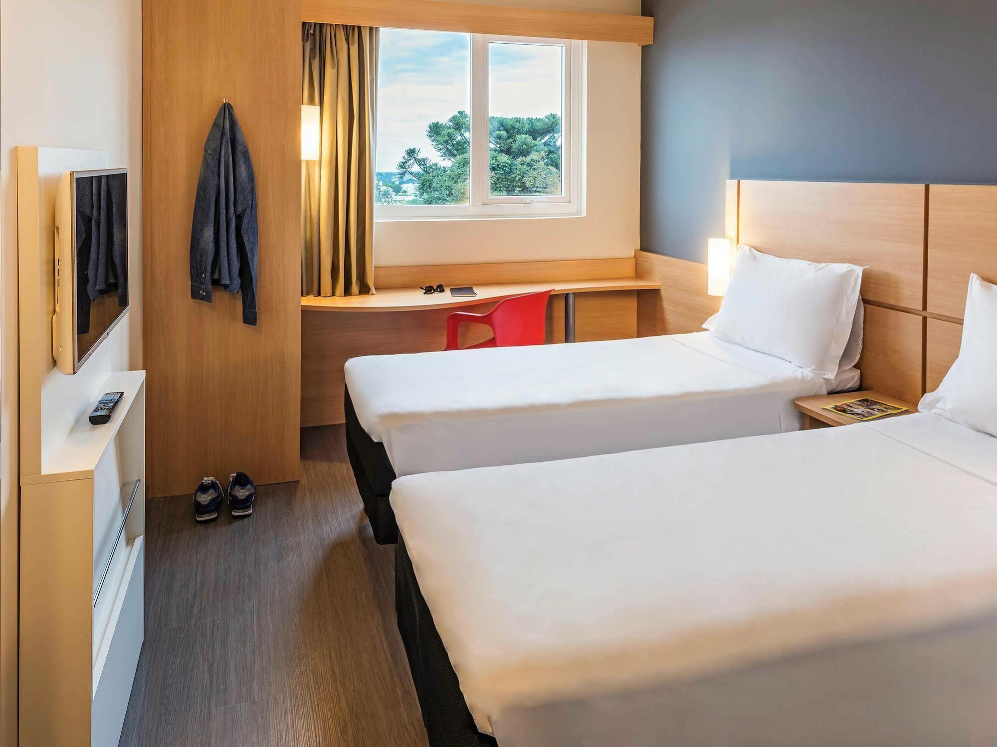 Ibis Chapeco Hotel Bagian luar foto